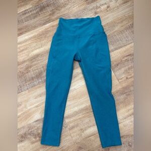 Beyond Yoga Teal Capri’s Leggings